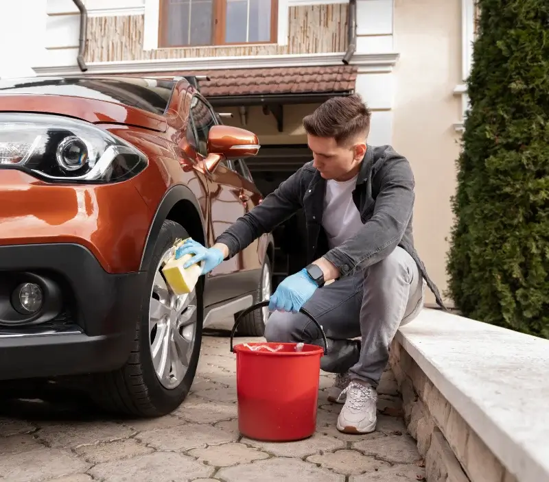 Lavage auto à domicile Bailleul-sur-Thérain : professionnel intervenant sur un véhicule